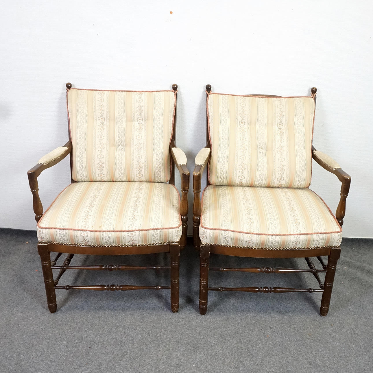 KARMSTOLAR / FÅTÖLJER, Trä, 1 par.