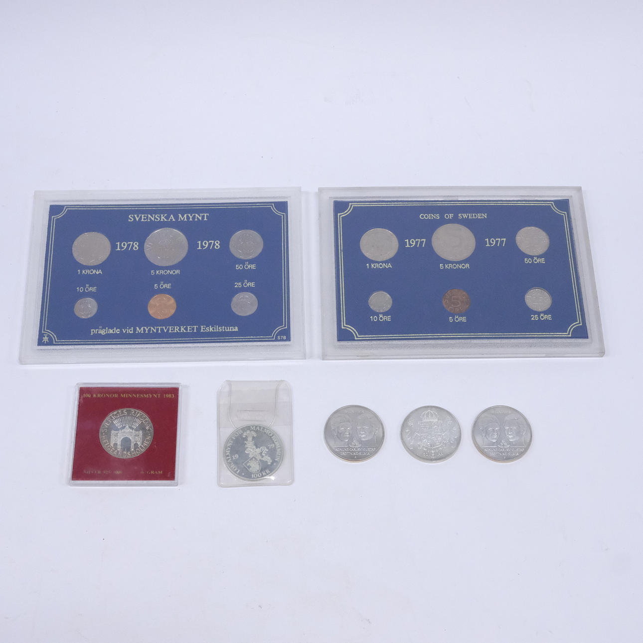 FIVE SWEDISH SILVER COMMEMORATIVE COINS AND TWO ANNUAL SETS.