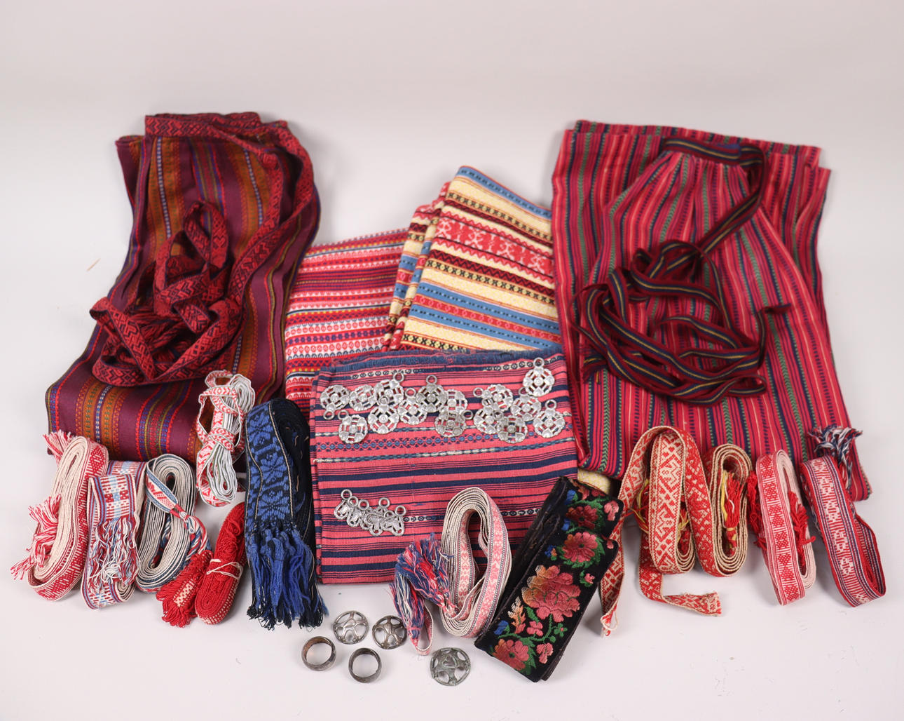 FORKLÆDER, tekstiler, bånd m.m. til folkedragter.