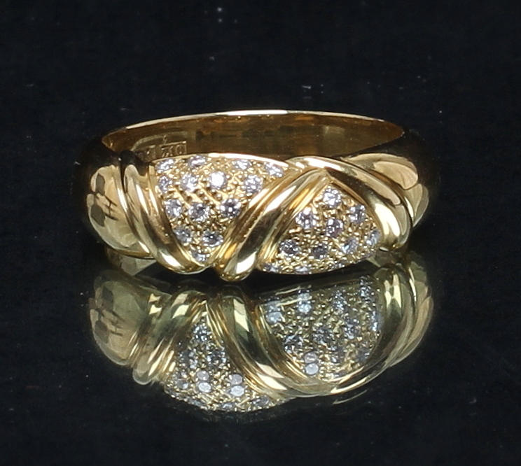 RING, 18k guld med diamanter. Vikt 5,6 gram.
