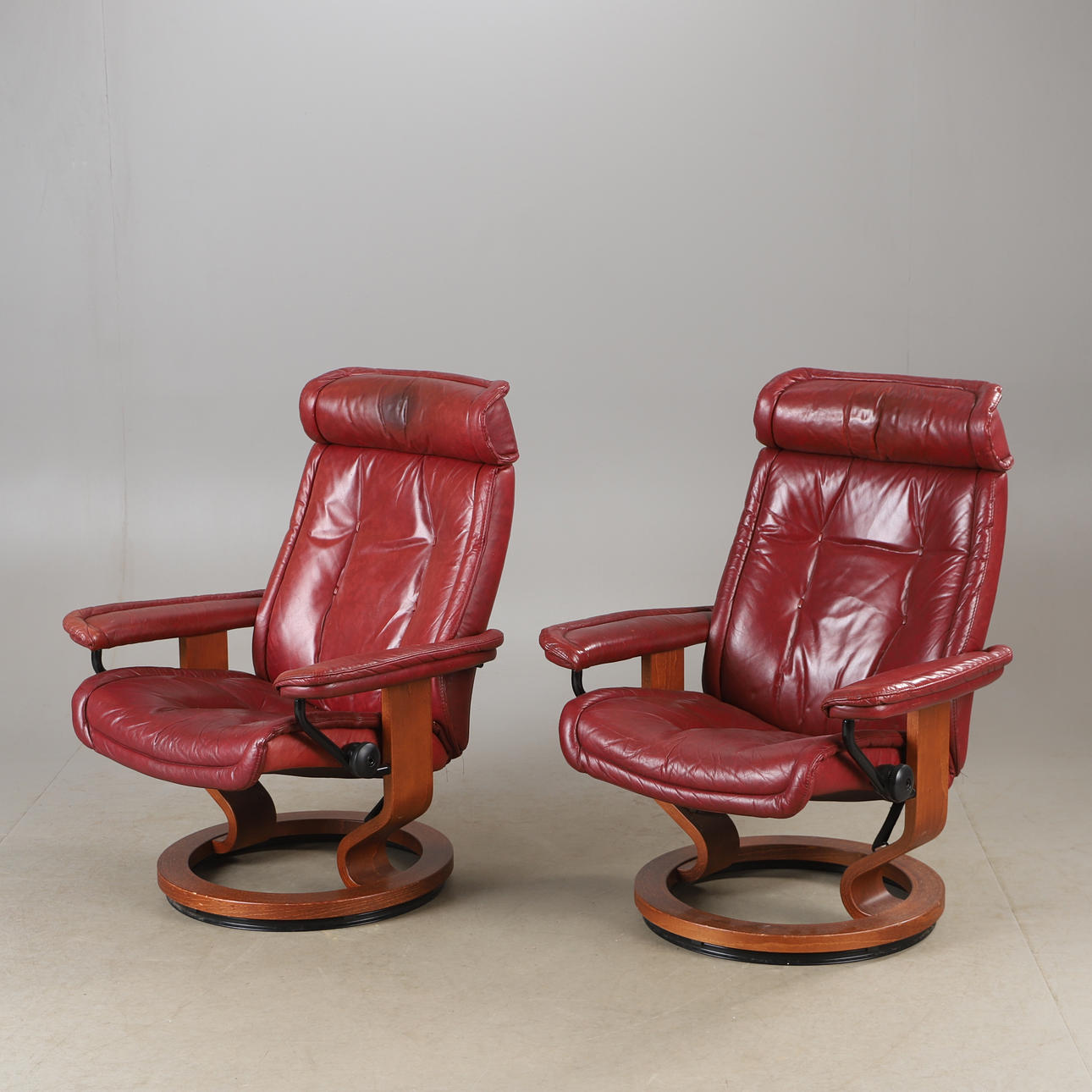 FÅTÖLJER, 2 stycken, skinnklädsel, 1970-tal.