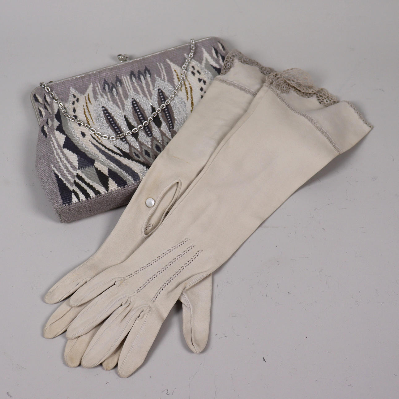 AFTENTASKE, flamsk vævet med glacéhandsker.