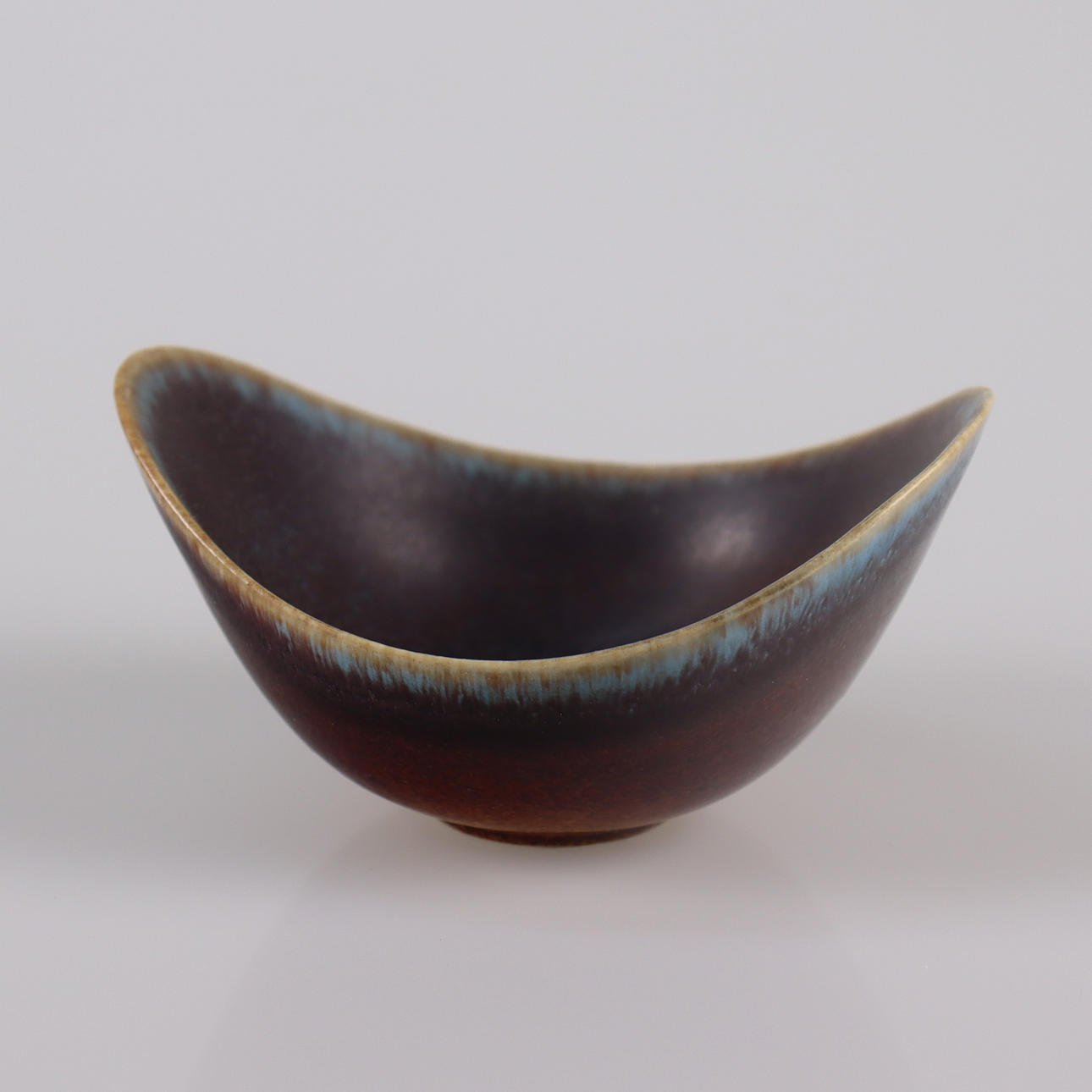 GUNNAR NYLUND. Rörstrand, «ARO», cuenco de gres con esmalte de piel de arpa.