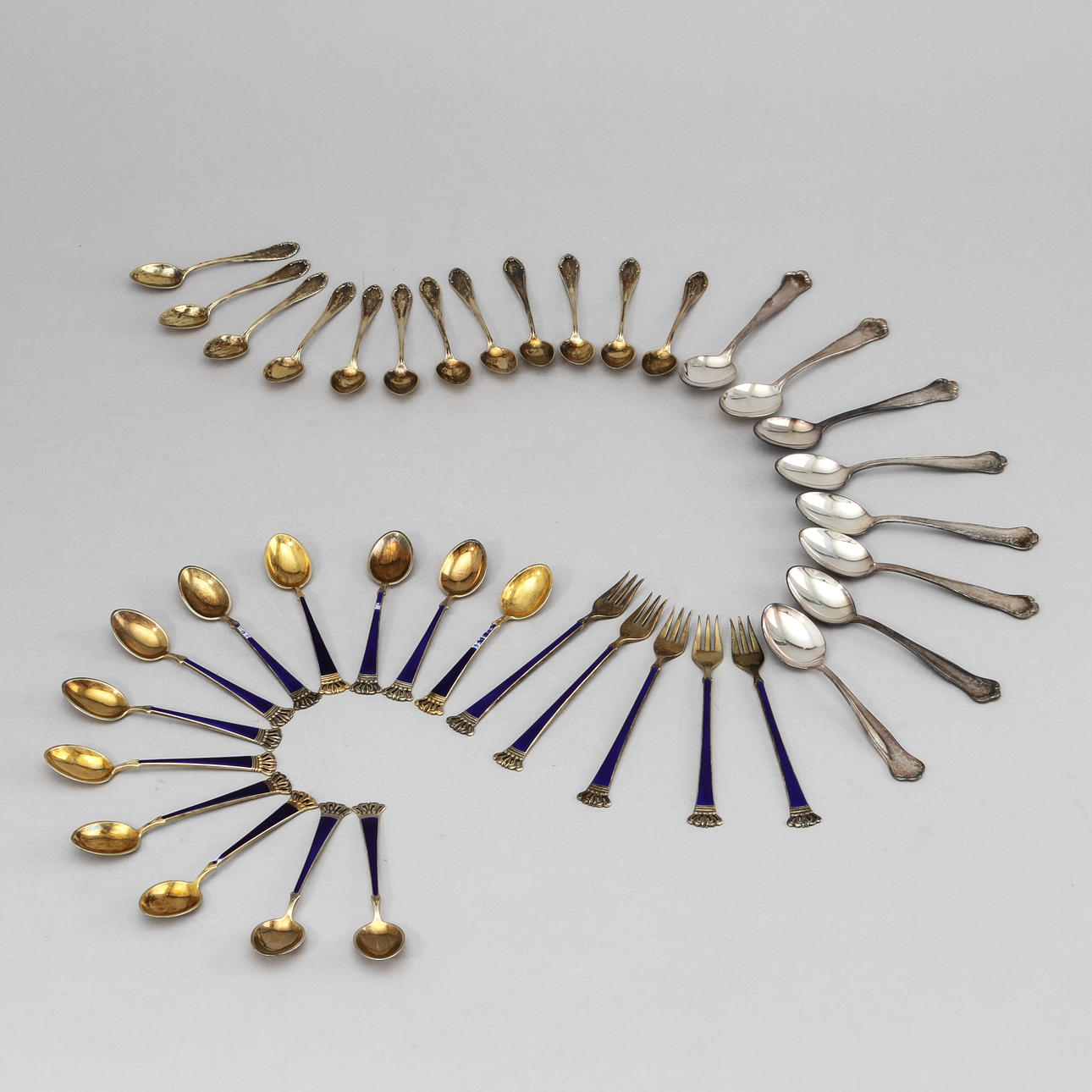 BESTICK, 39 delar, silver och emalj, olika modeller. Danmark och Sverige 1900-tal. Vikt ca 400 gram.