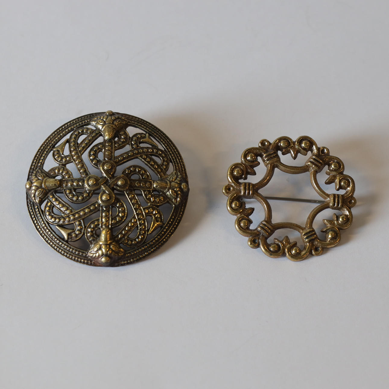 2 pronssirintakorua, Kalevala Koru, Suomi.