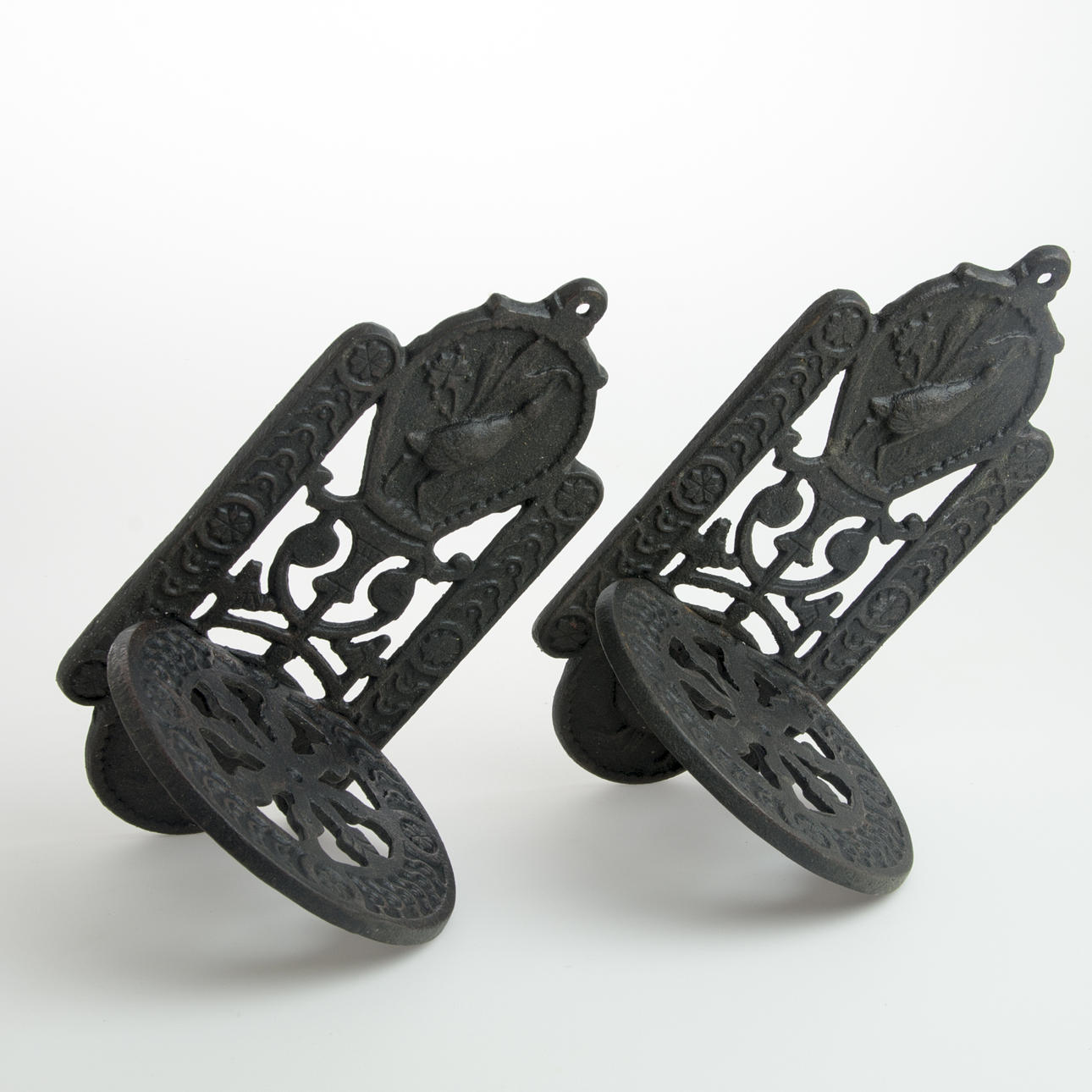 VÄGGKONSOLLER, 1 par, gjutjärn, samtida.