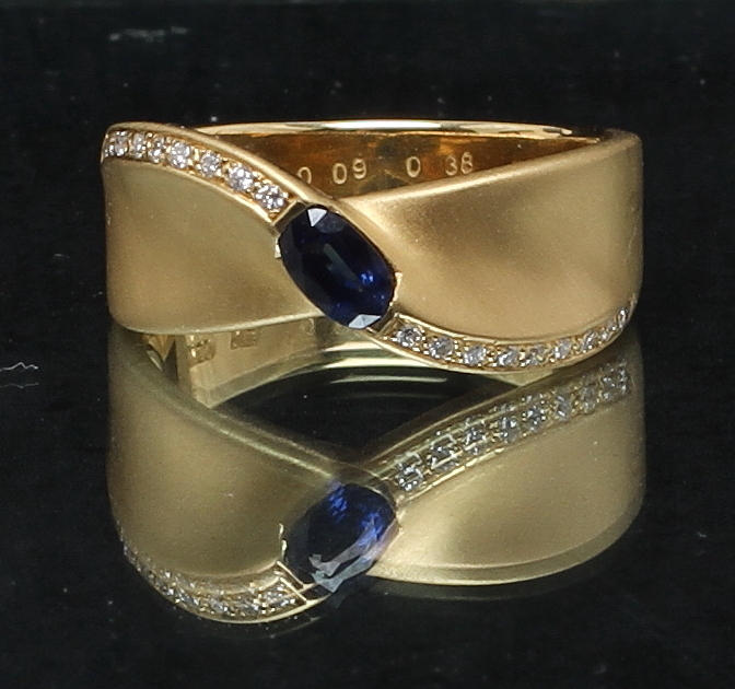 RING, 18k guld med diamanter samt safir. Vikt 6,8 gram.