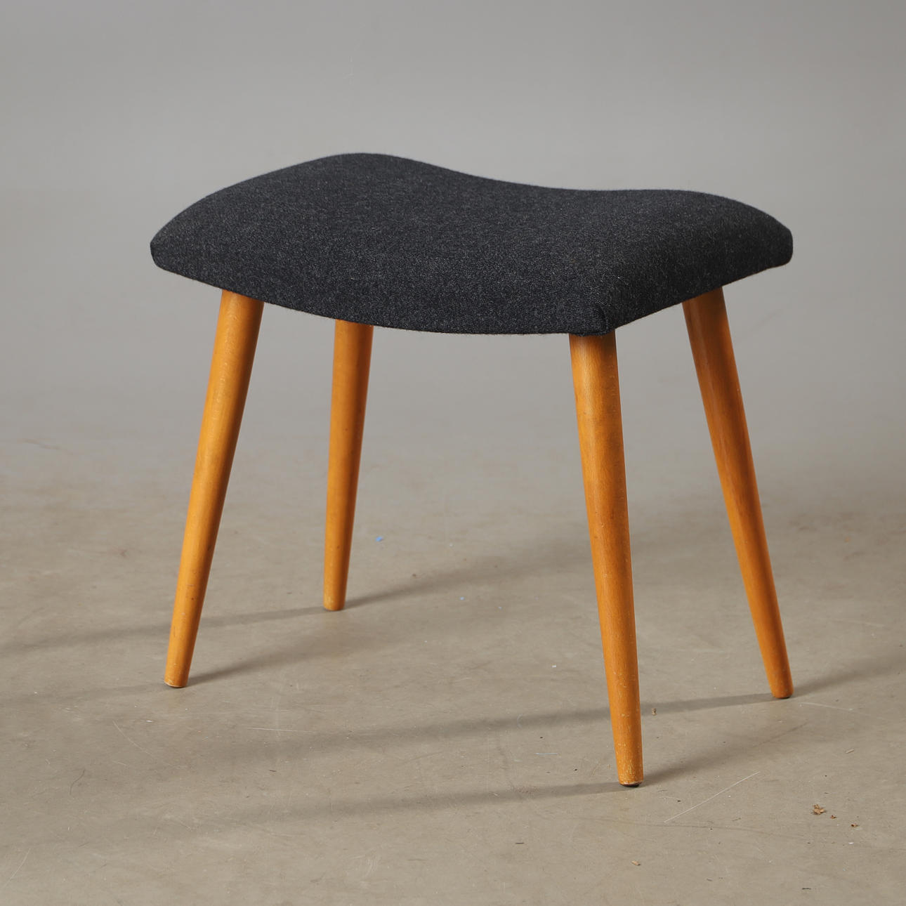 Ein Buchhocker aus der Mitte des 20. Jahrhunderts.