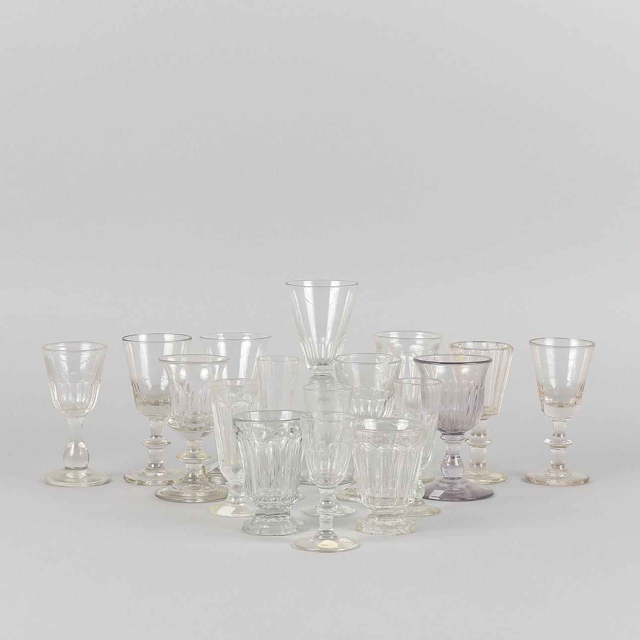 SNAPSGLAS 17 pieces, different models, 18th/20th century.
