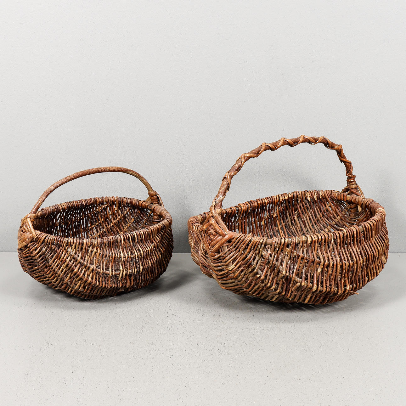 KURVE 2 stk., allmoge, flettet.