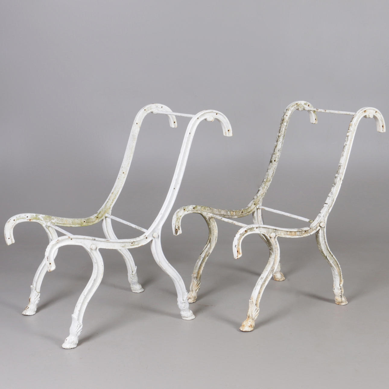 TRÄDGÅRDSSTOLAR, ett par, gjutjärn, vitmålade, 1900-tal.