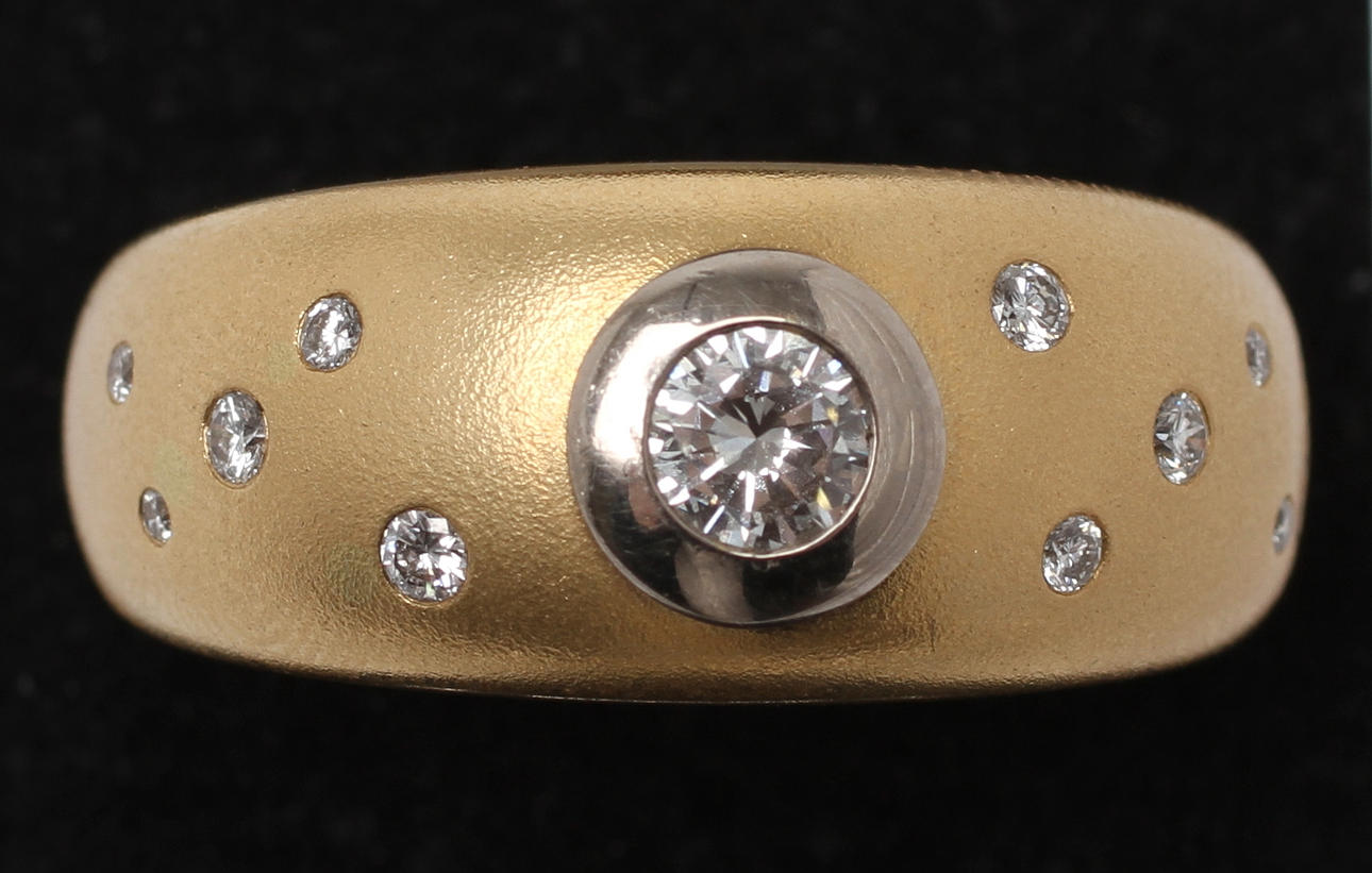 RING, 18k guld med briljanter, Engelbert, Stockholm, 1997. Vikt 7,7 g.