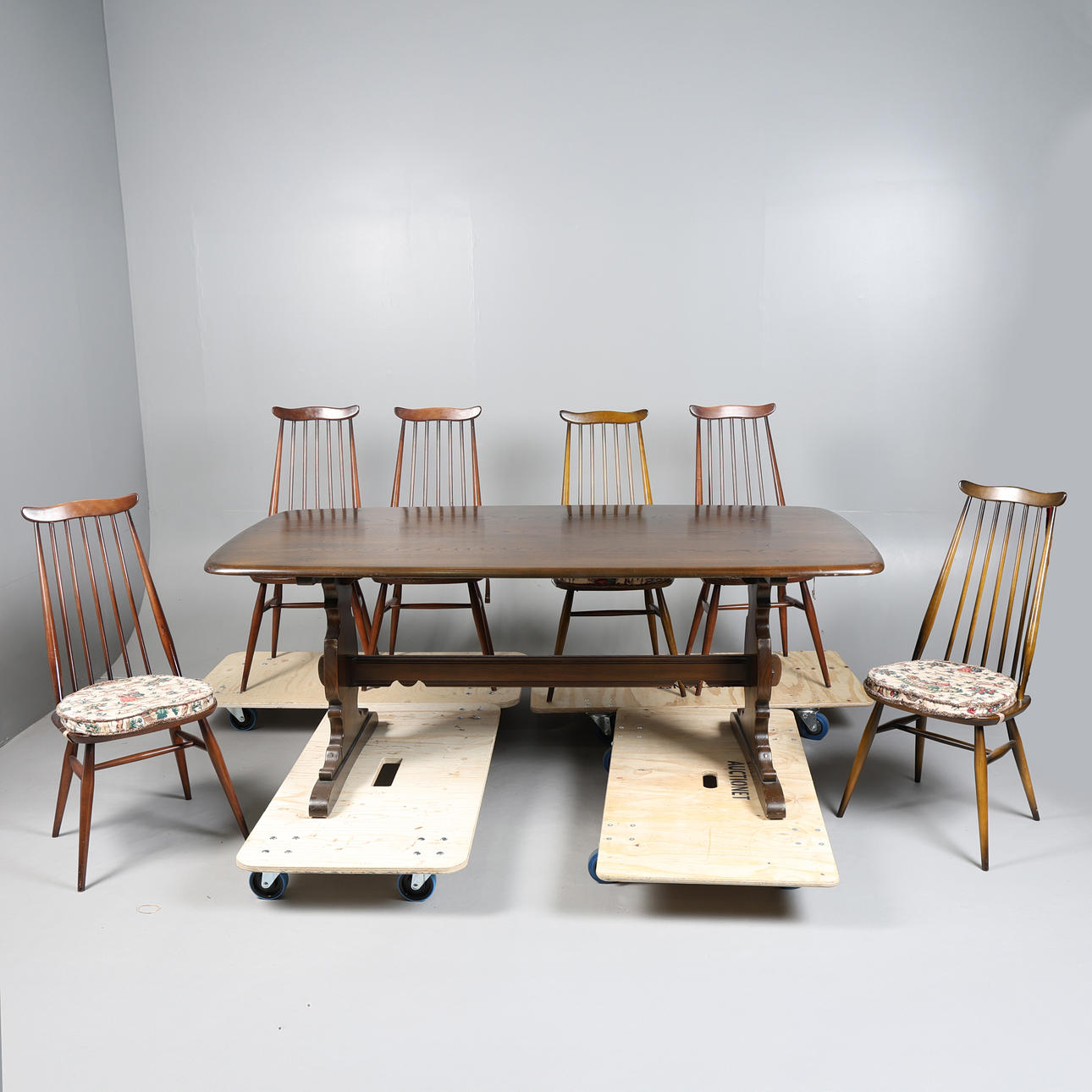 AN ERCOL DINING TABLE AND SIX CHAIRS (7).