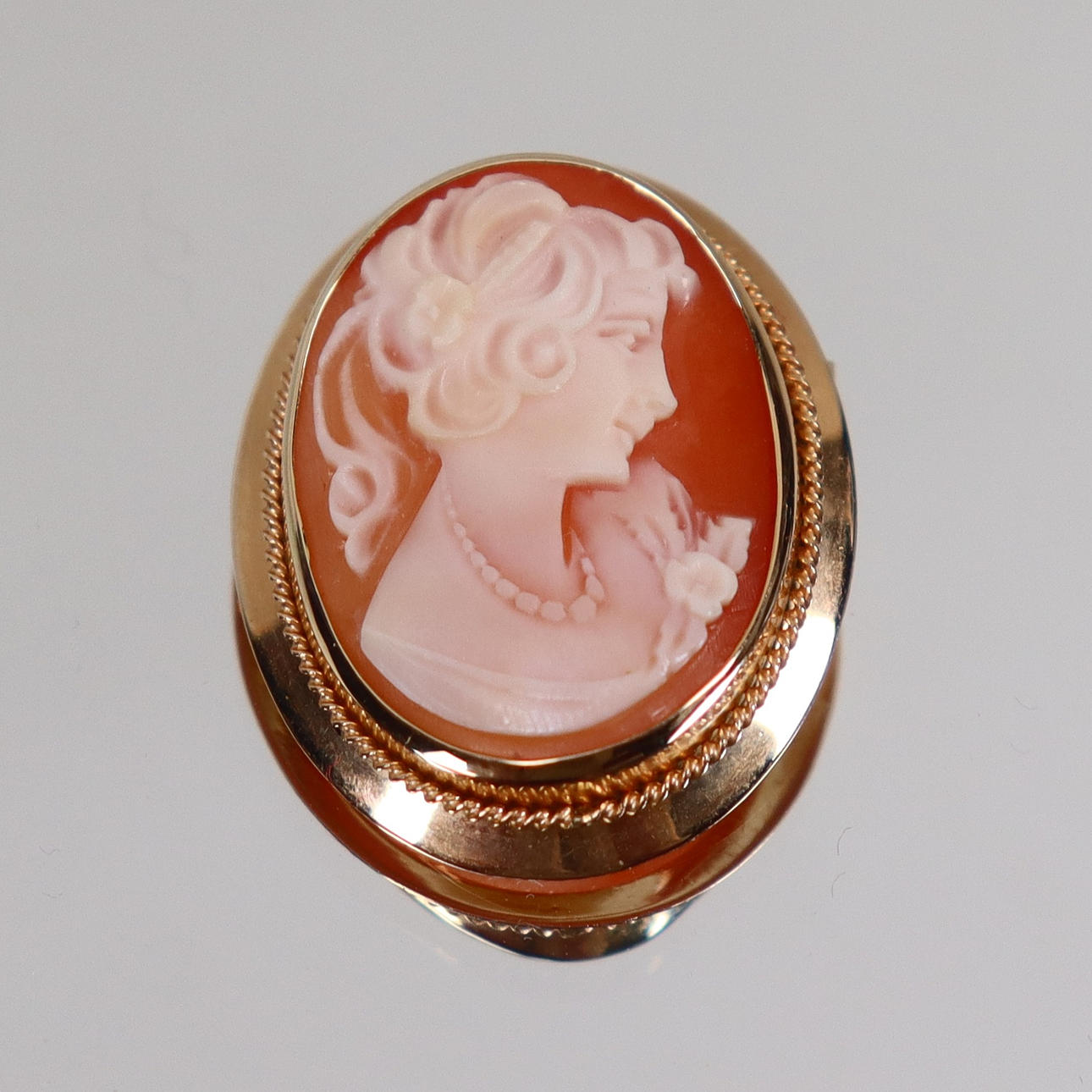 BROOCH/PENDANT, 18K gold with seashell camouflage.