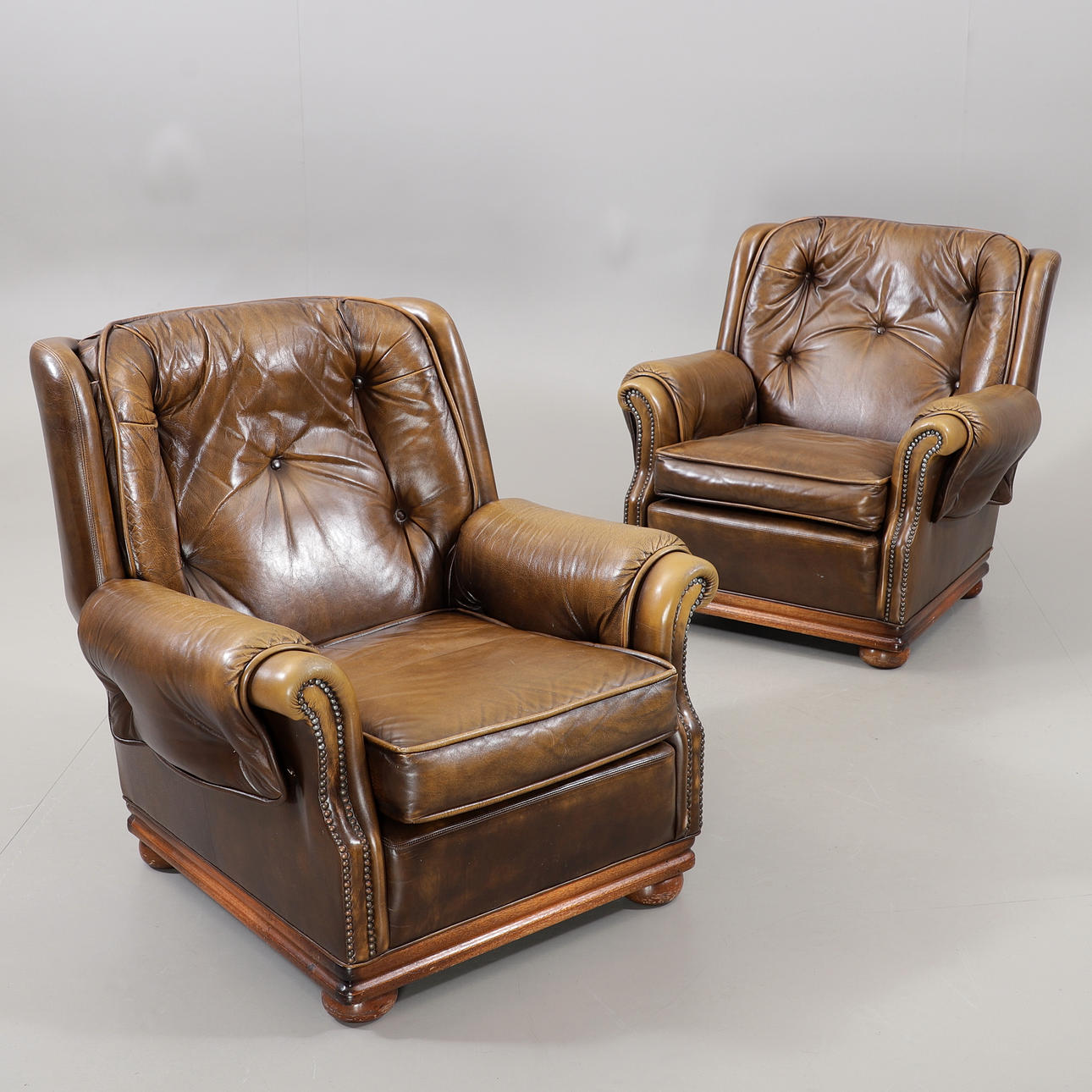 Ein Paar Sessel. Leder, Art Forma, Pegasus, England.