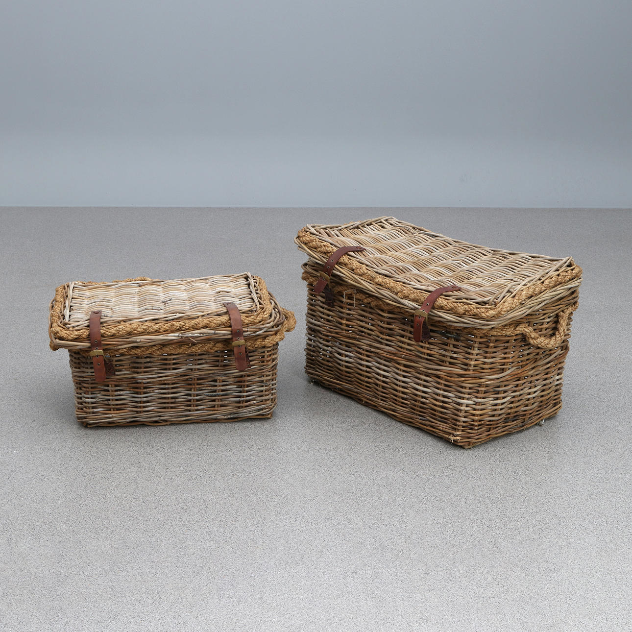 KORGAR, TVÅ ST. Flätad rotting. Samtida tillverkning.
