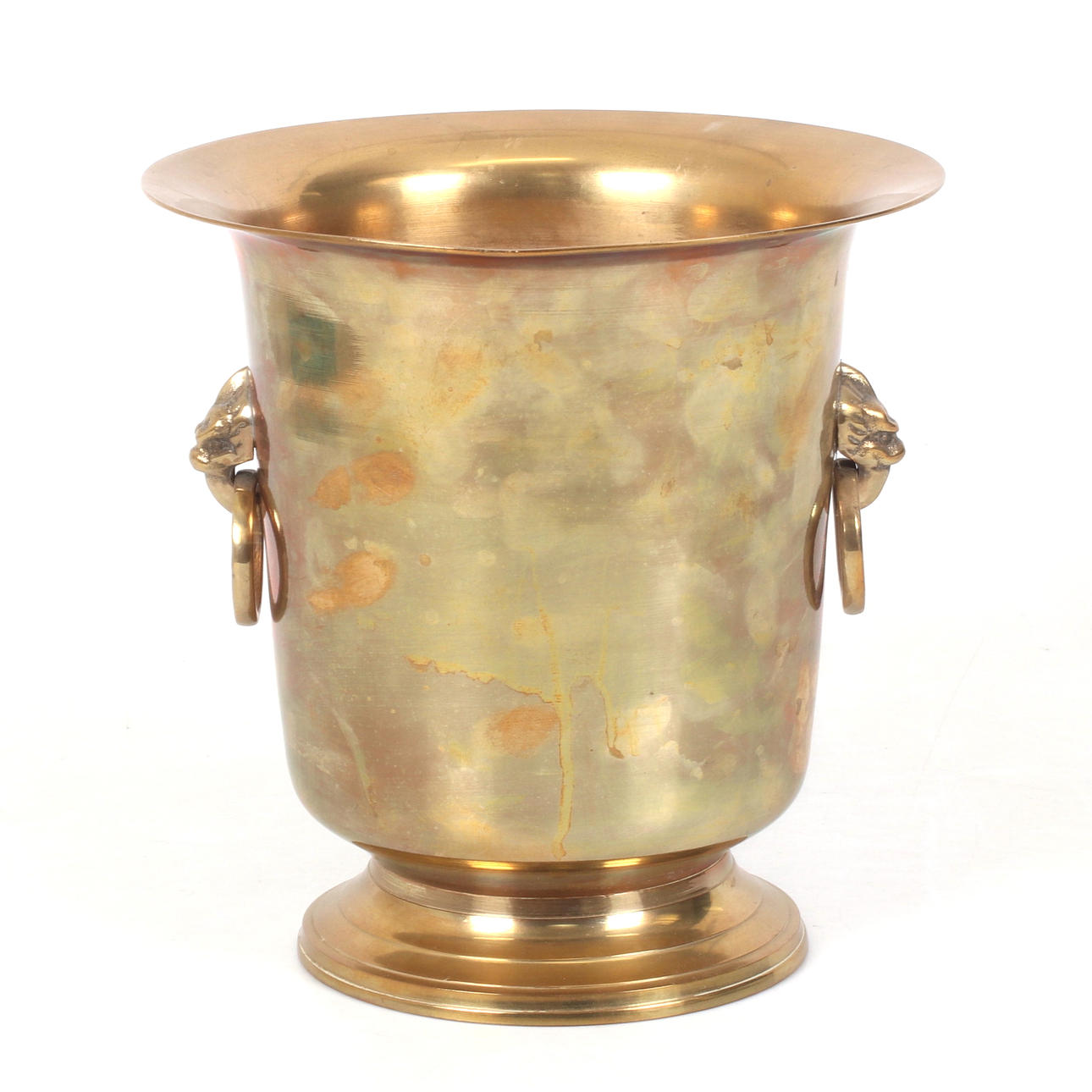 1900-luvun malmiviinijääkaappi ripustimilla.