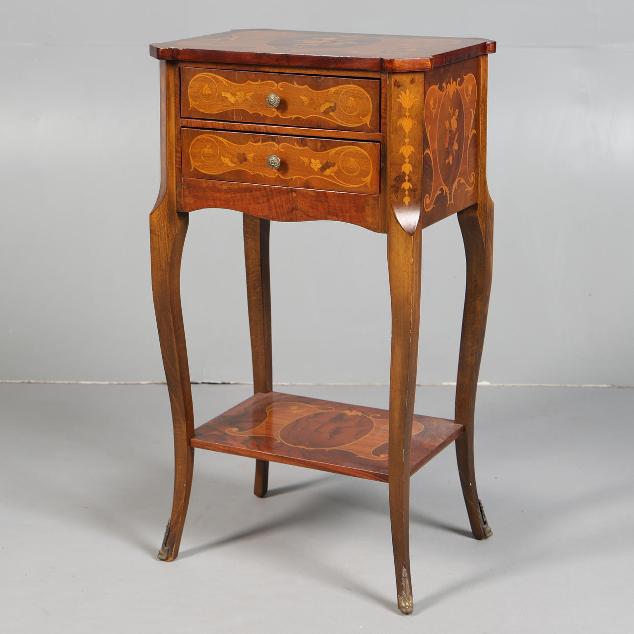 A LOUIS XV STYLE MARQUETRY TABLE.