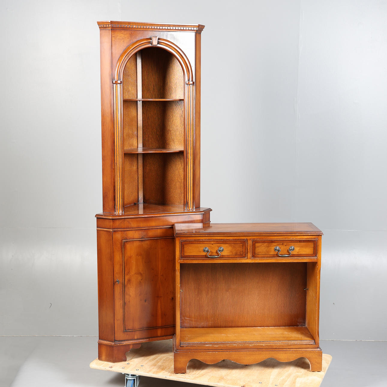 ZWEI MIT EIBENHOLZ FURNIERTE MÖBELSTÜCKE (2).