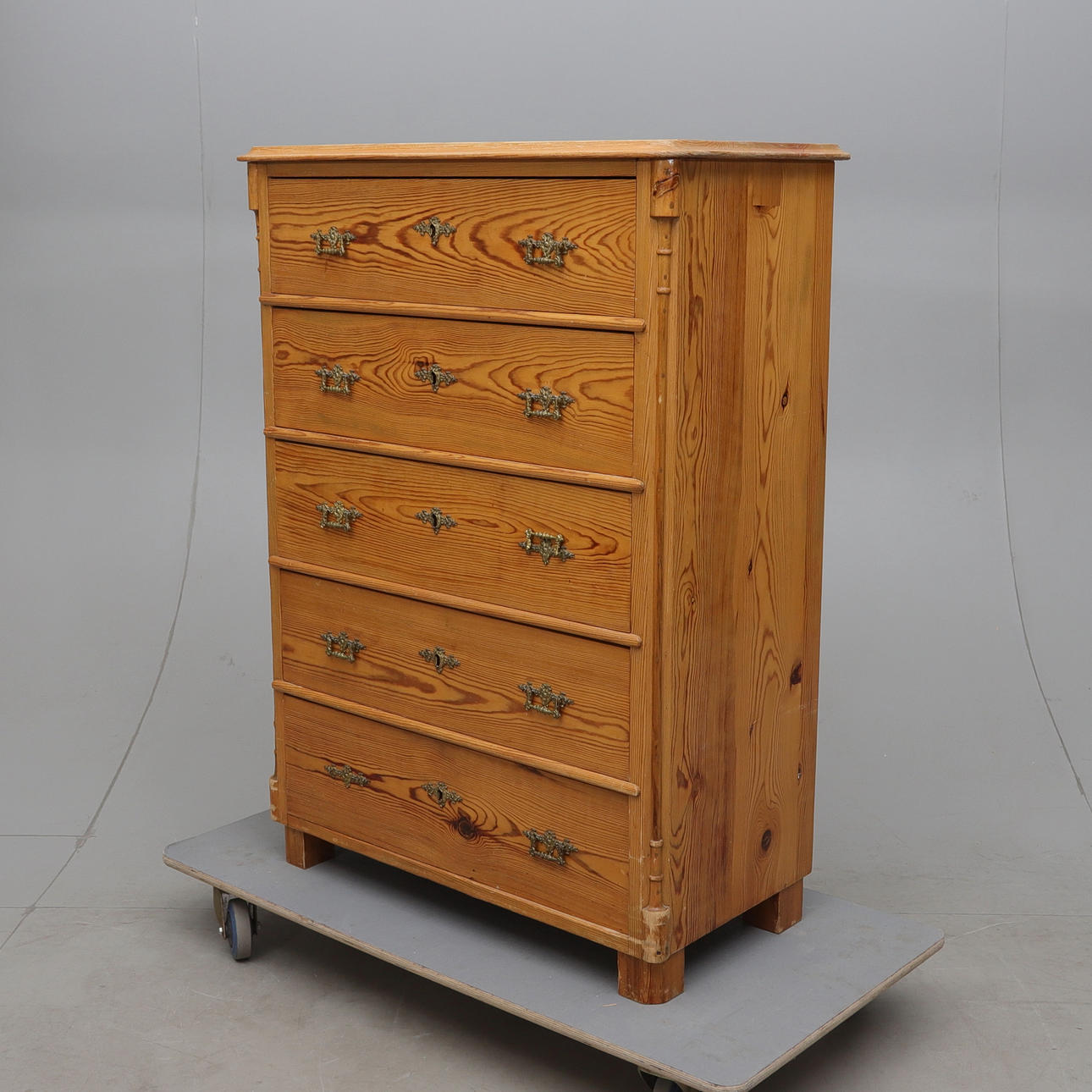 BYRÅ, furu, sekelskifte 1800/1900. Möbler - Byråar - Auctionet