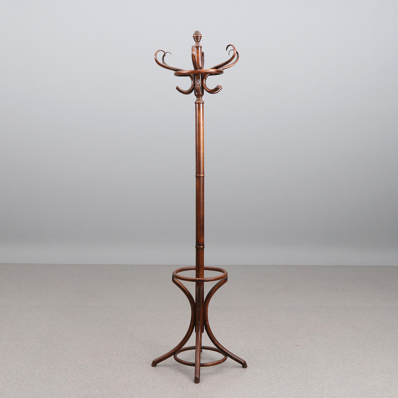 TAMBURMAJOR. Betsat trä. Samtida tillverkning.