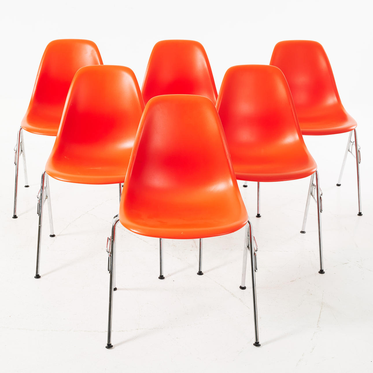 CHARLES & RAY EAMES. Stole, 6 stk, „DSX“, Vitra, støbt plastsæde, sammenkoblbart undervogn, fremstillet 2001.