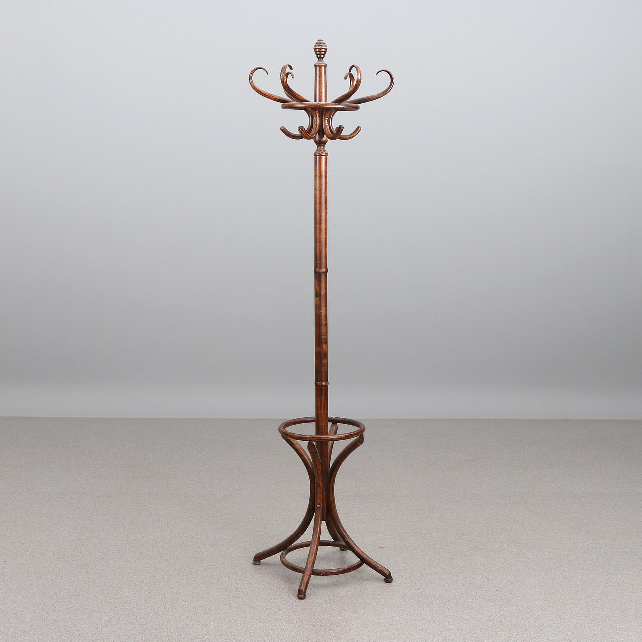 TAMBURMAJOR. Betsat trä. Samtida tillverkning.