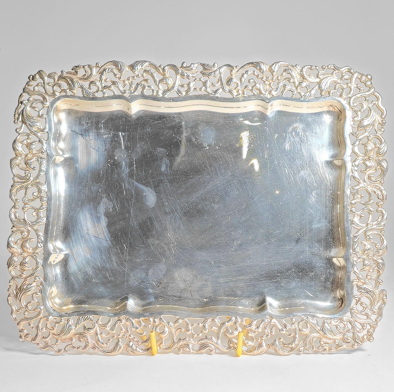 DESK TRAY. WITH PERIMETER BORDER. SILVER METAL.