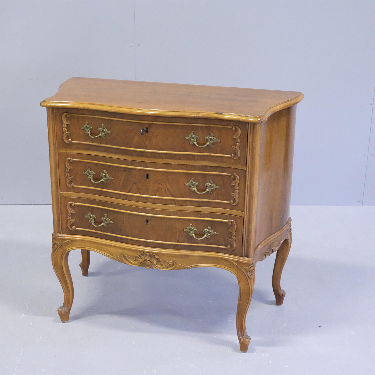 Còmoda. ESTILO ROCOCÓ. SEGUNDA MITAD DEL SIGLO XX.