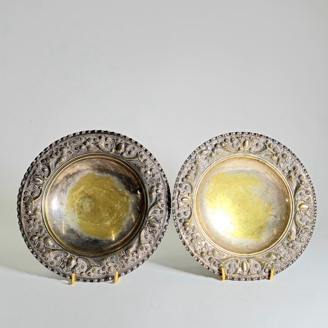 TWO CIRCULAR CENTERS. WITH PERIMETER BAS-RELIEF. SILVER METAL.