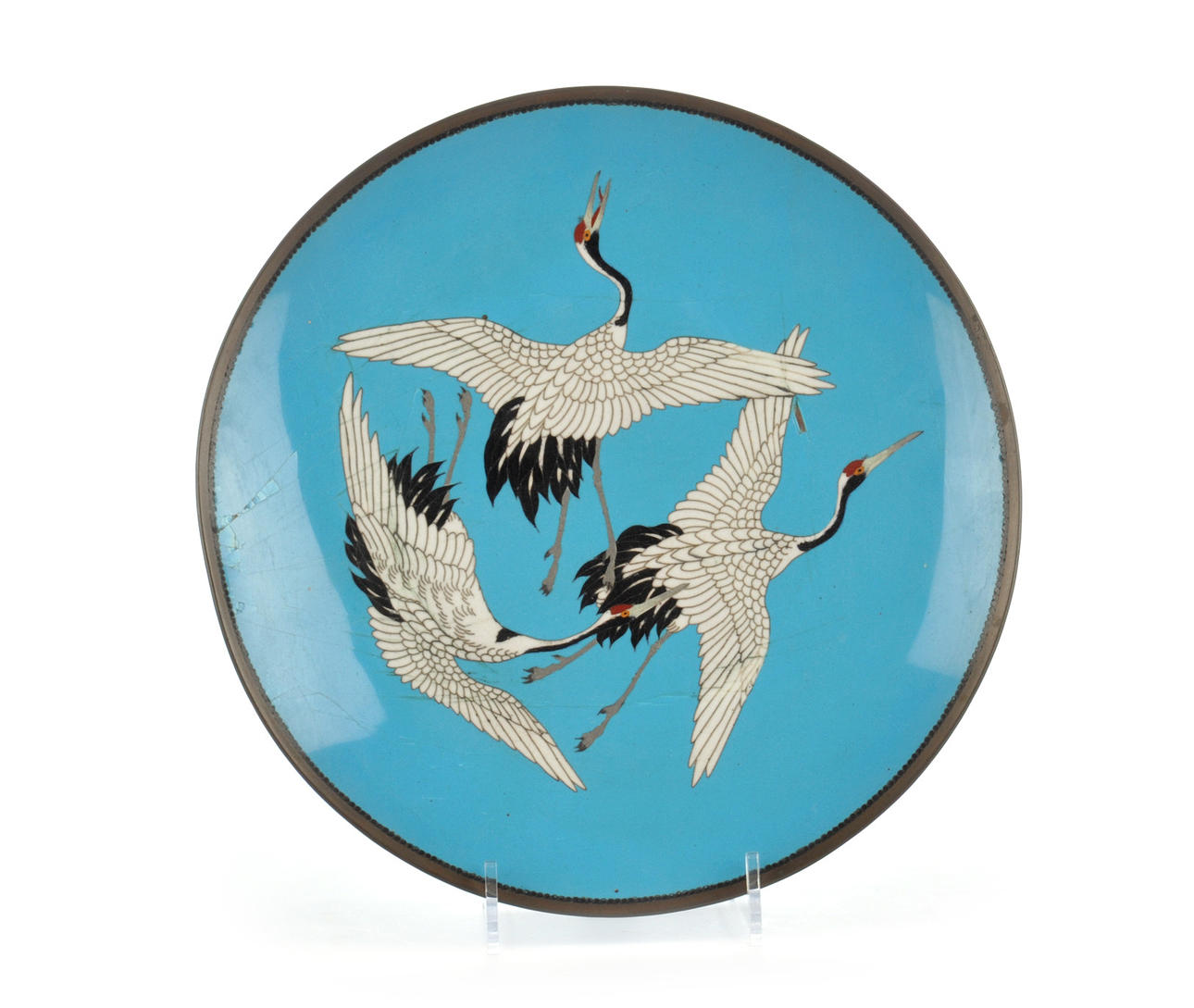 CLOISONNE TALLRIK. Visa sida 3 kranar på himmelsblå, djupblå molndekoration a tergo.