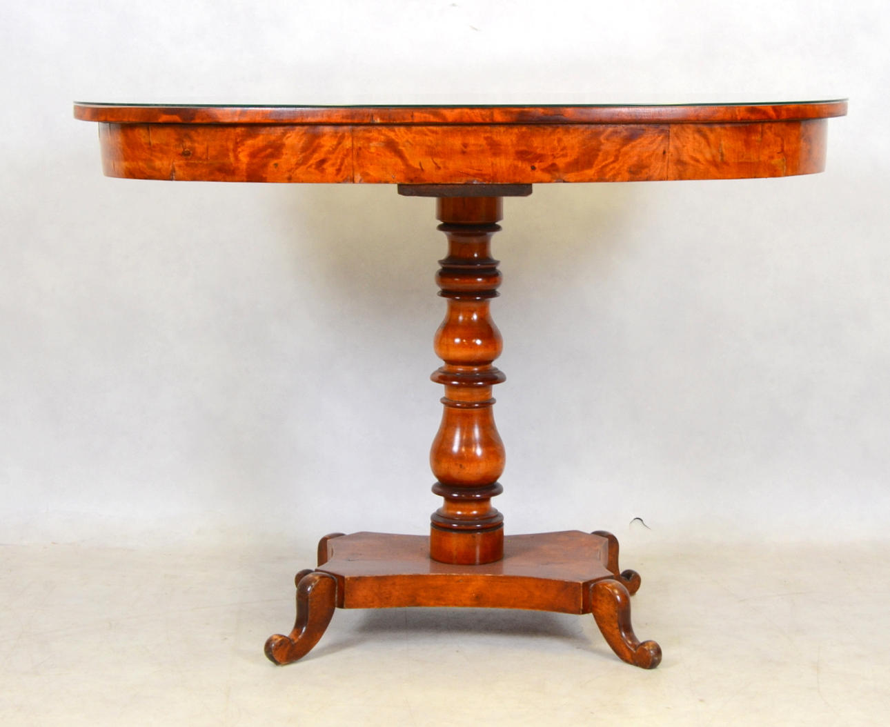 SALONGSBORD, Bonat trä. Sekelskiftet 1900.