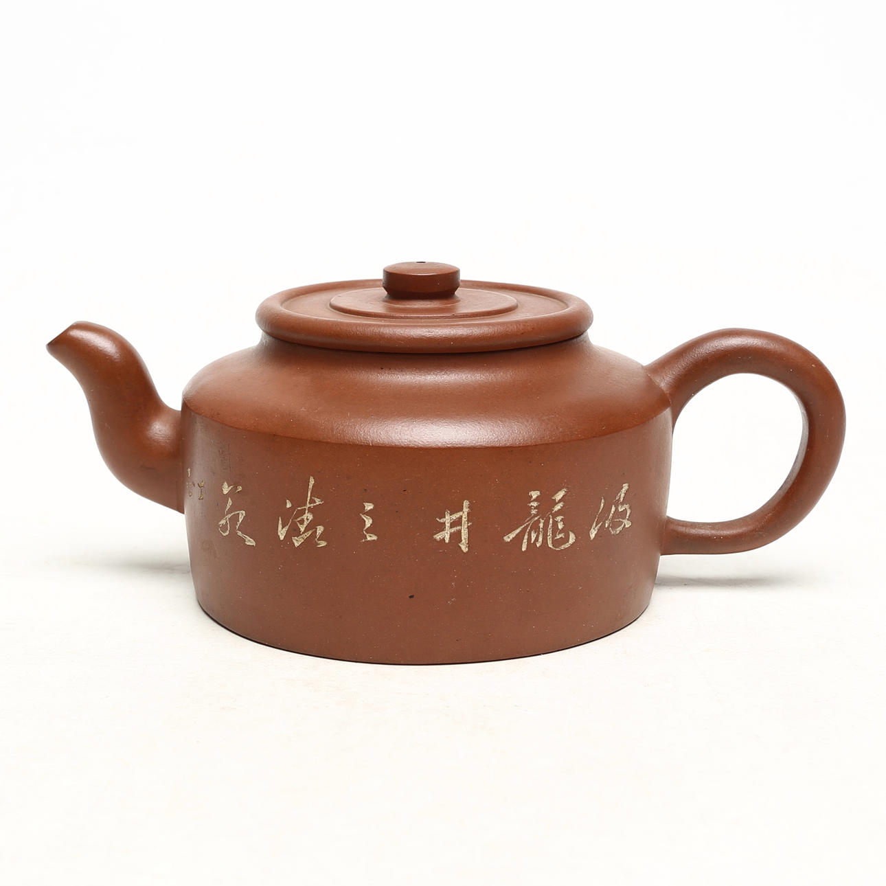 Ein Keramiktopf mit Deckel, China, signiert.