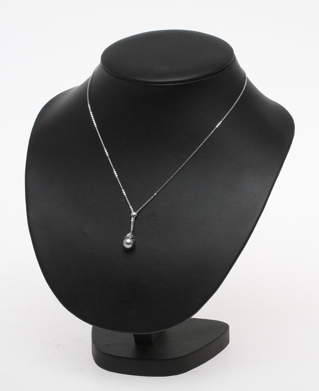 HALSBAND, 18k vitguld med pärla samt briljanter. Engelbert, Stockholm. Vikt 2,9g.