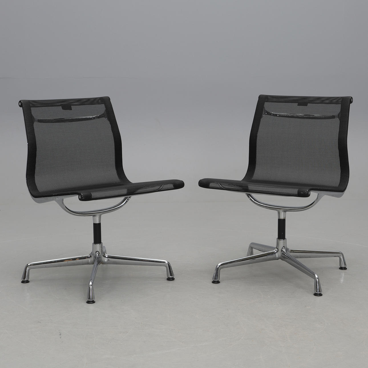 CHARLES & RAY EAMES. Kontorstole, et par, „Aluminium Group“, Vitra.