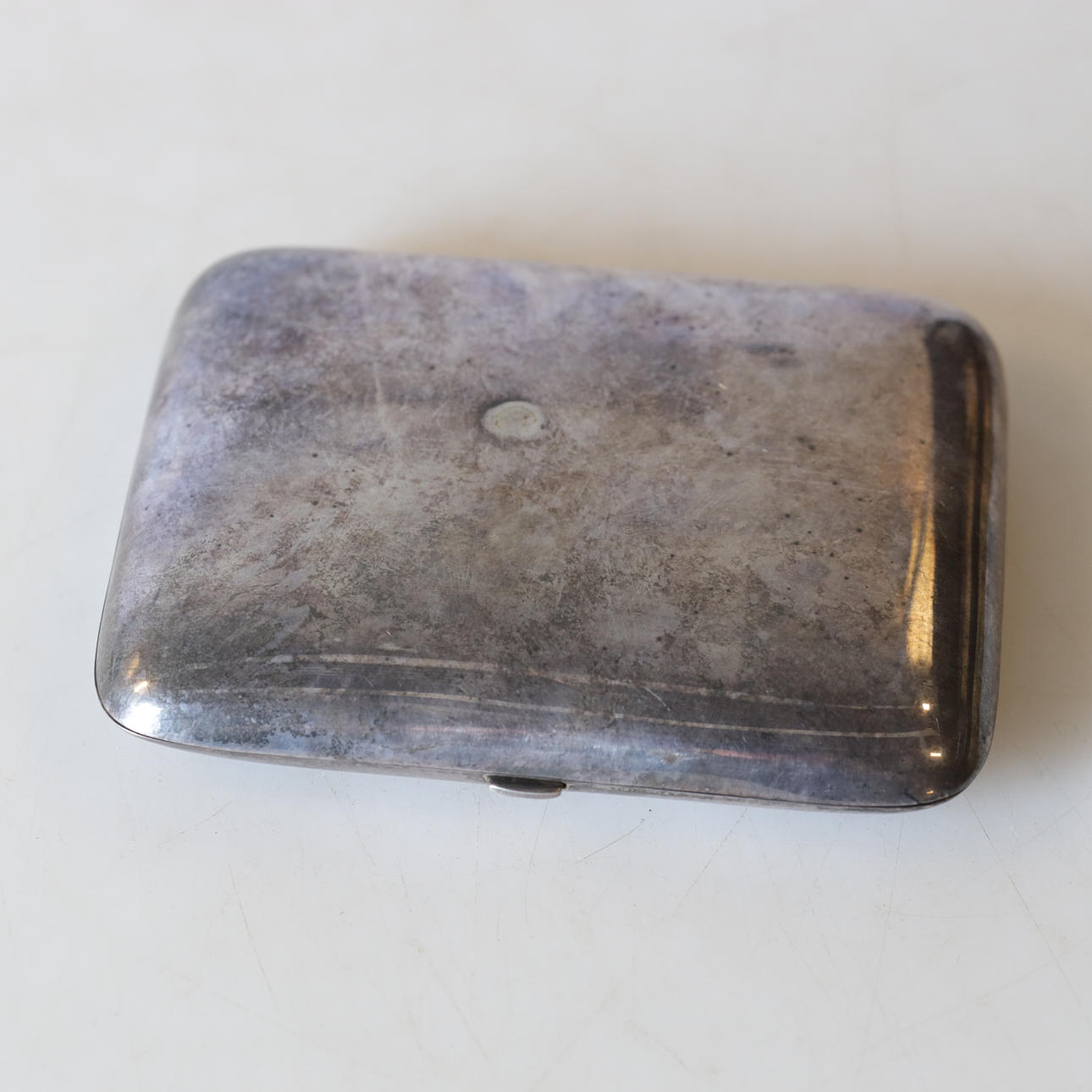 Ein silbernes Zigarrenetui, 20. Jahrhundert.