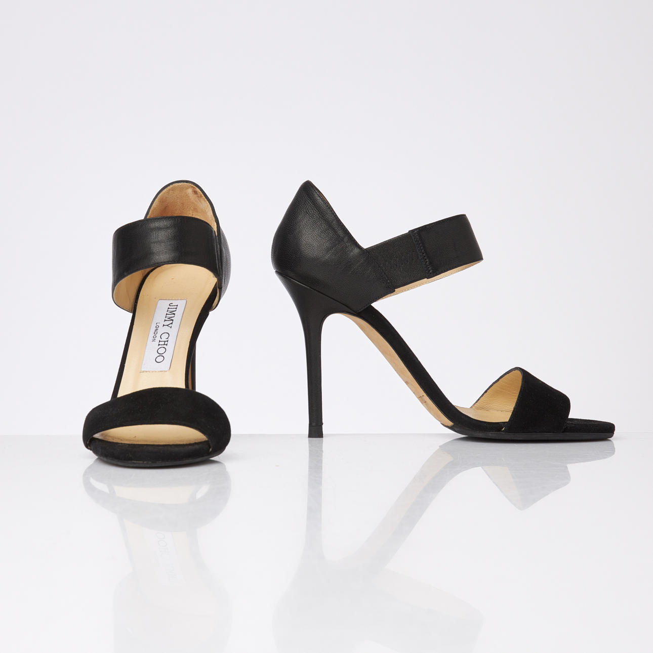 JIMMY CHOO, Sandaler, sort ruskind og læder.