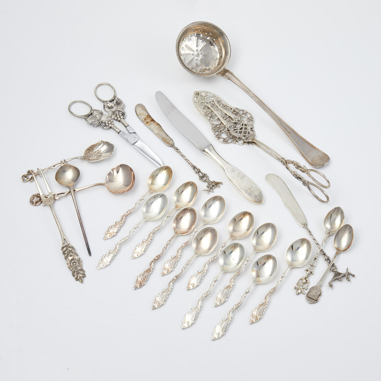 PARTI SILVER, ca 23 dlr., bl.a. kaffeskedar, sockerströare m.m.