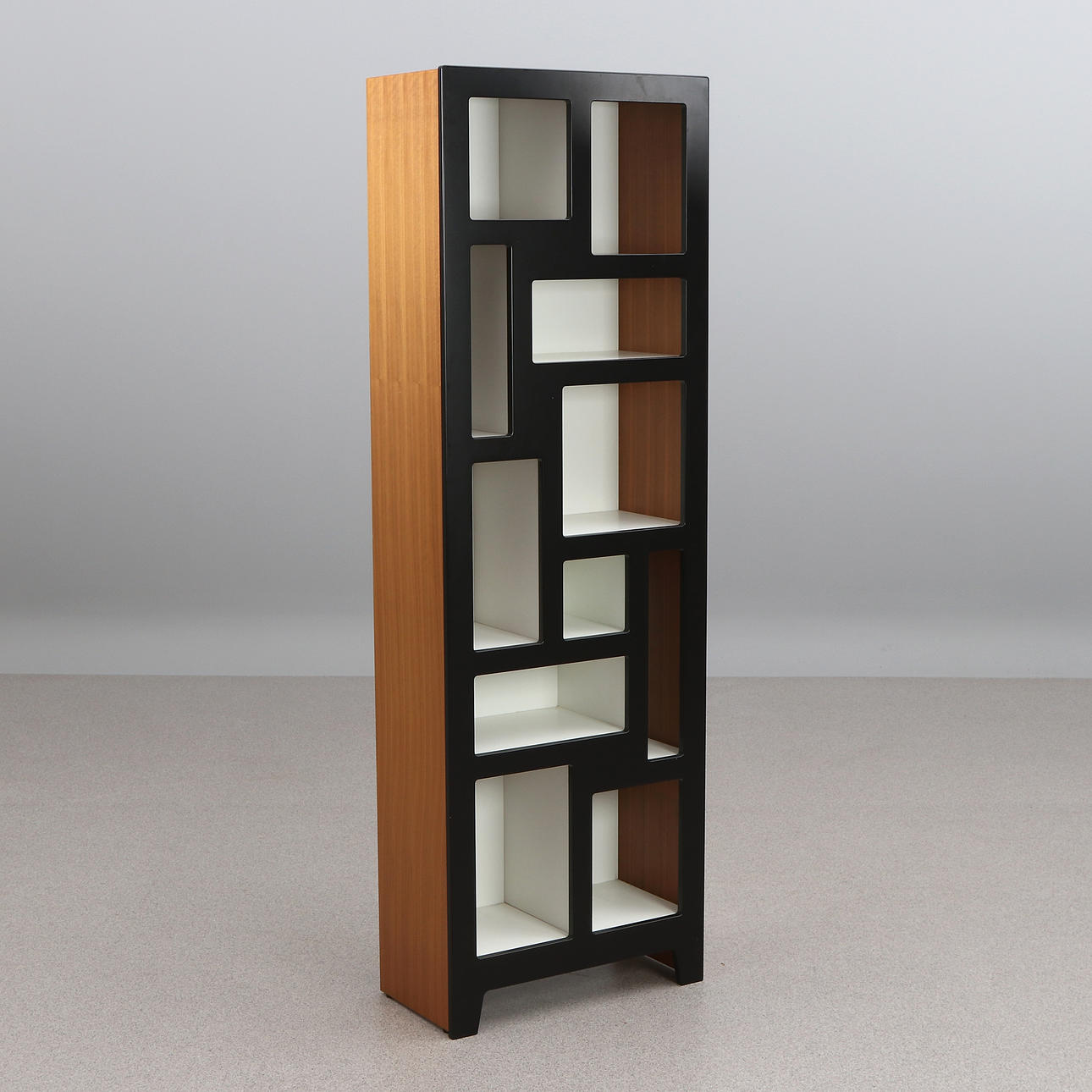 HYLLA. Betsat och lackerat trä. Samtida tillverkning.