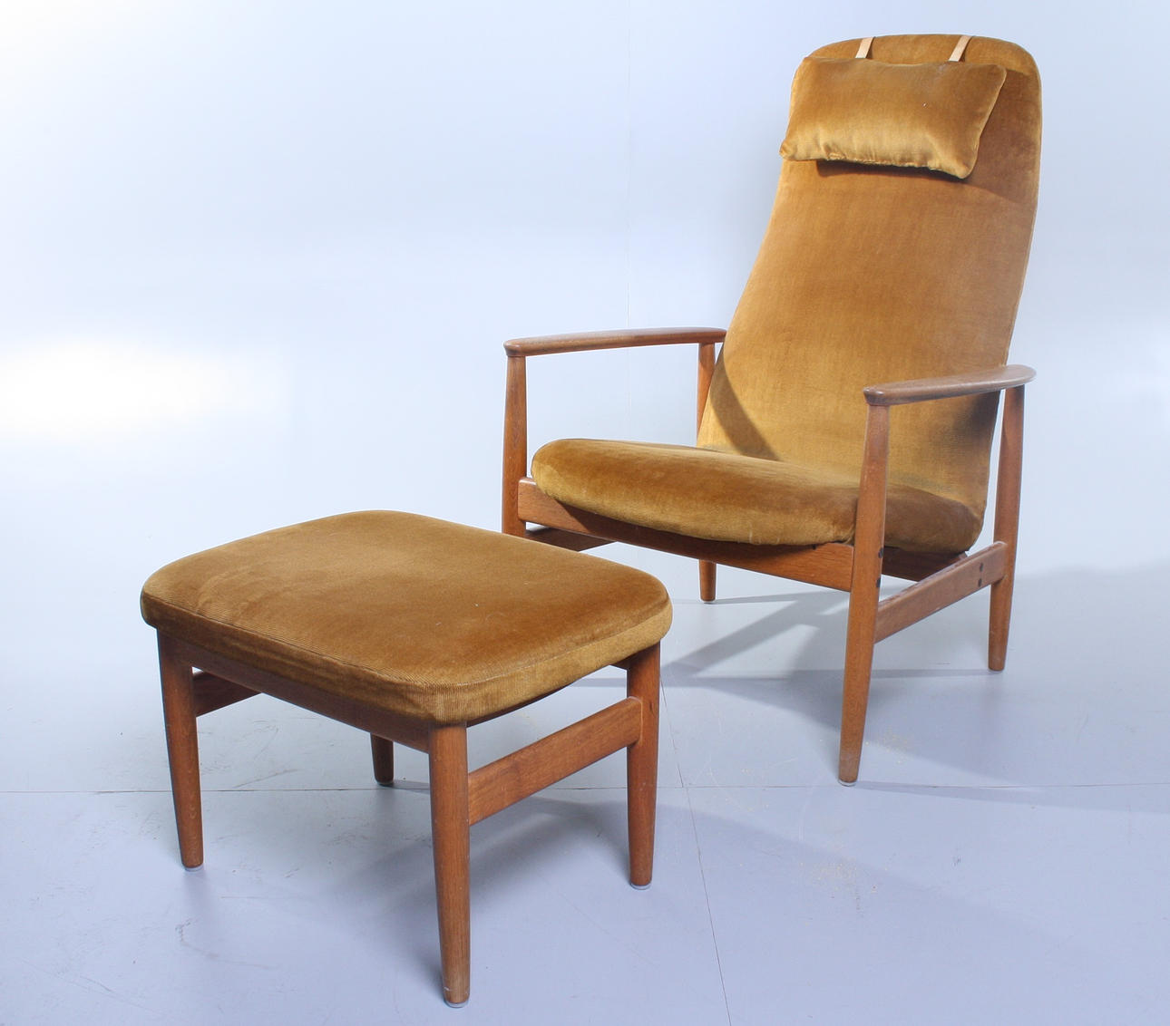 KARMFÅTÖLJ MED PALL,Studio Bra Bohag. 1960-tal.