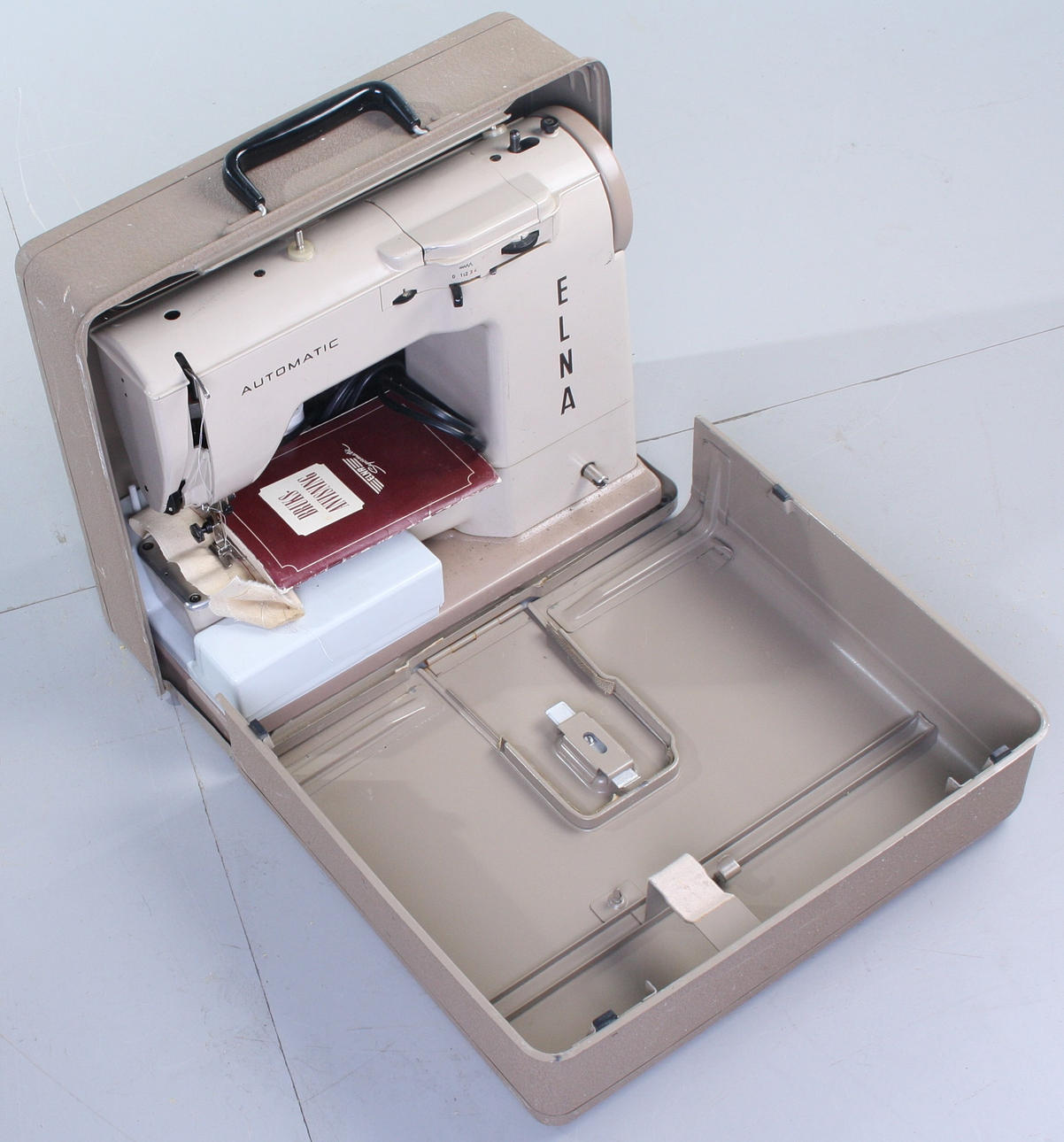 MÁQUINA DE COSER, "Saltamontes" Elna Automática.