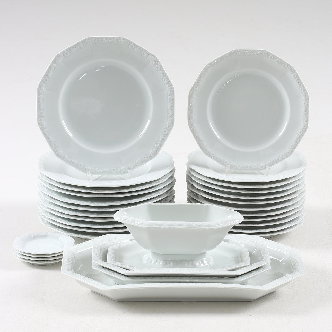 Ein Set aus 31 Geschirrsets, „Classic Rose“, Rosenthal.