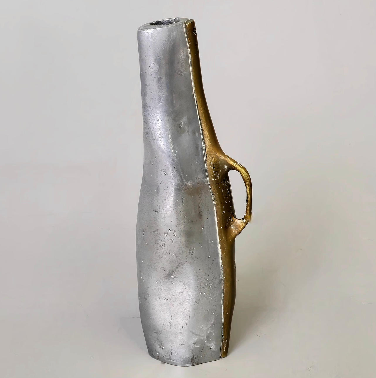 DAVID MARSHALL. LARGE BRUTALIST VASE WITH HANDLE.