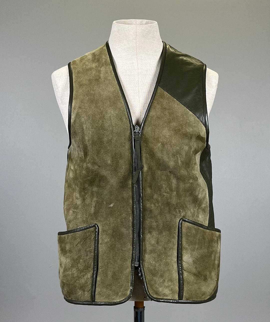 CHALECO DE PIEL, forrado en lana de cordero.
