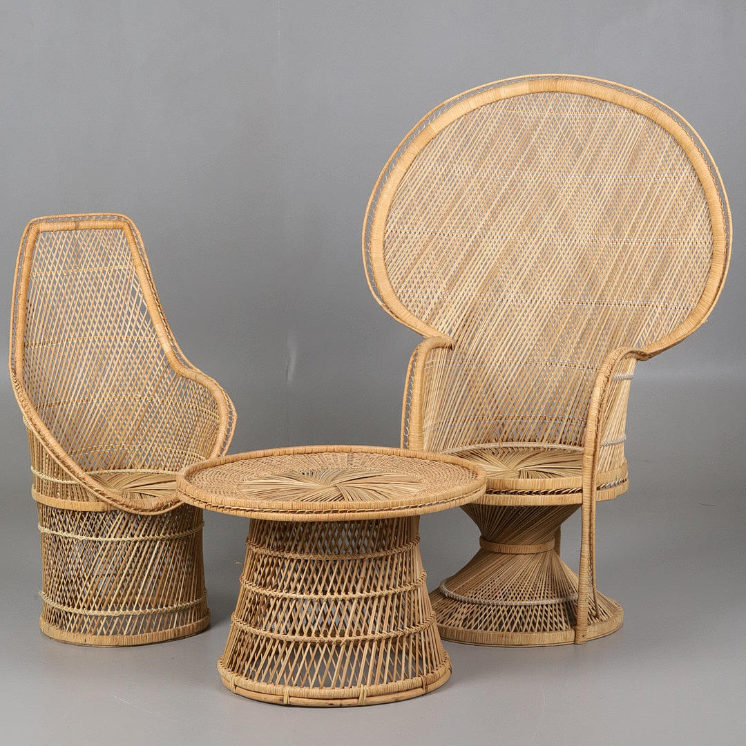 KURVEMØBLER. Tre stykker, rotting, 20. årh.