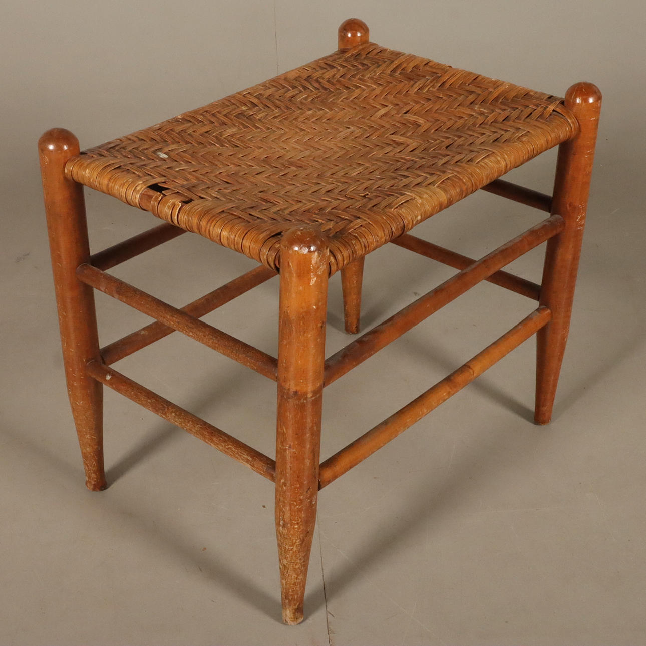 REPOSAPIÉS de madera con asiento de mimbre.