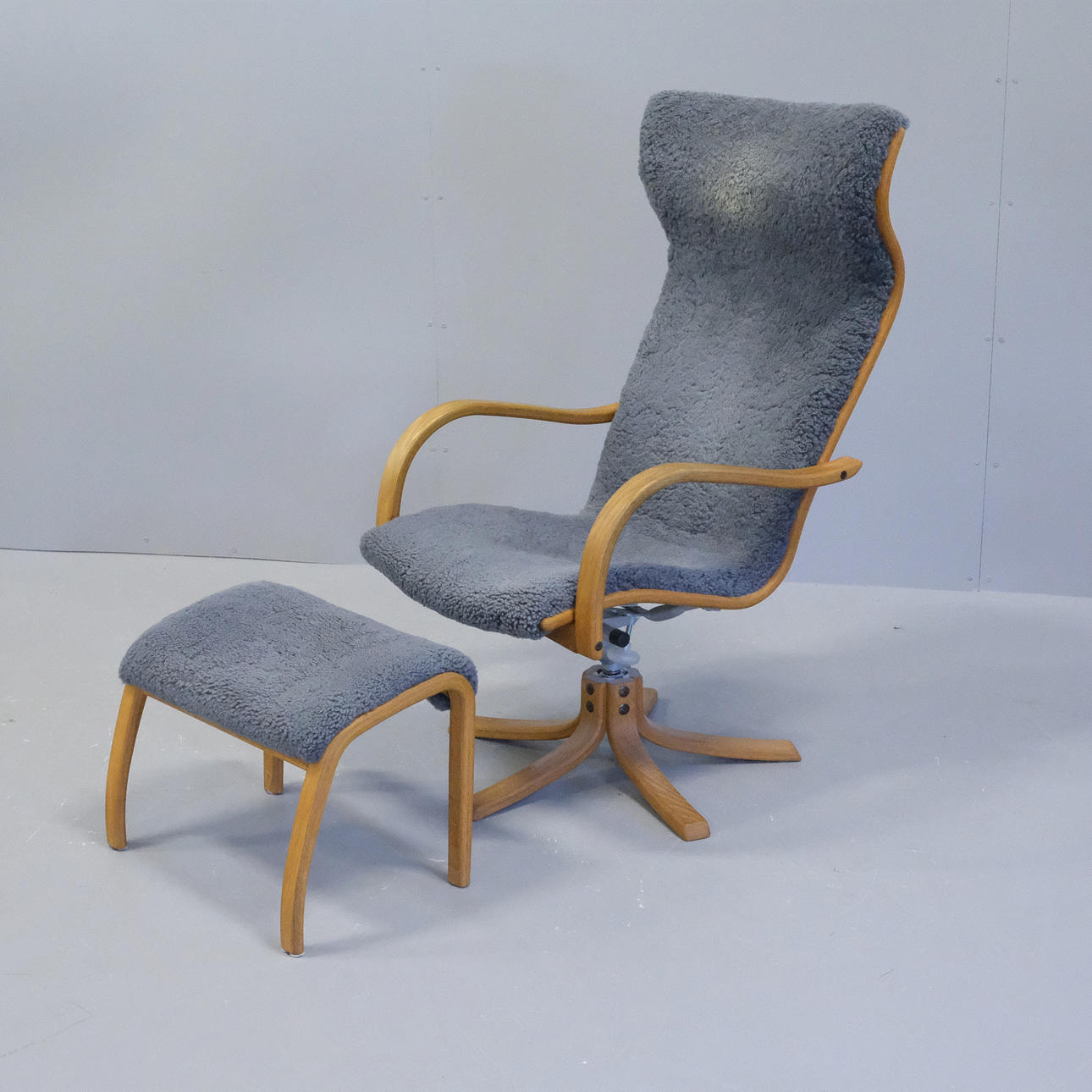 JAN EKSTRÖM. DREHSESSEL MIT HOCKER, „GAZELLE“.