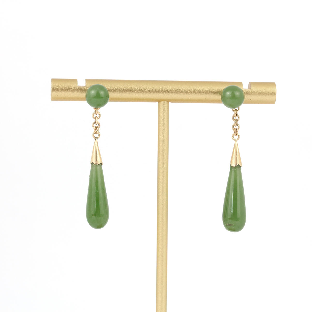PAR DE PENDIENTES COLGANTES DE JADE DE 14 QUILATES.