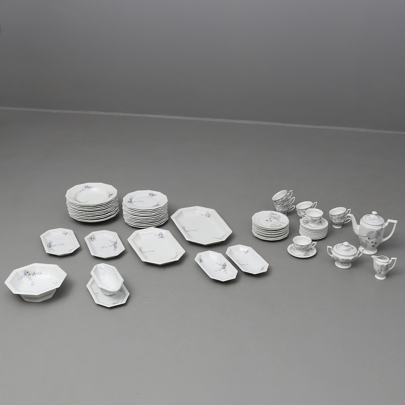 MAT- OCH KAFFESERVISDELAR i porslin, 89 st, "Maria", Rosenthal.