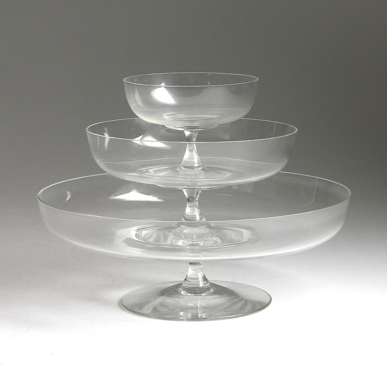 SKÅLAR PÅ FOT, 3 våningar.